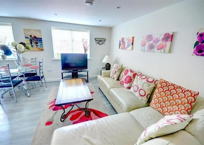 Luxury 2 Bed Cottage Close To Beach-With Parking!